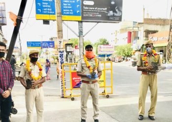 नमन शर्मा सहित BJP युवा मोर्चा के सदस्यों ने कोरोना रक्षक पुलिस कर्मियों का माल्यार्पण कर सम्मान किया