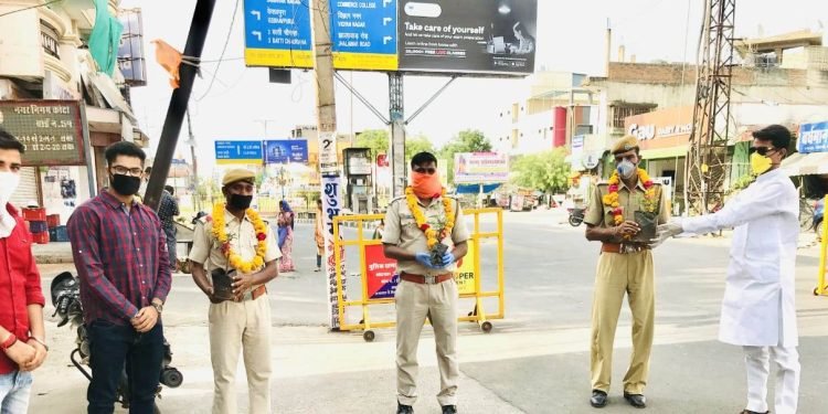 नमन शर्मा सहित BJP युवा मोर्चा के सदस्यों ने कोरोना रक्षक पुलिस कर्मियों का माल्यार्पण कर सम्मान किया