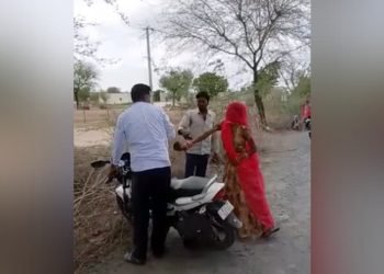 जेतरणा पन्ना लाल चौधरी पुलिस वाले ने महिला को छेड़ा, जूते से पीटकर महिला ने दिया सबक