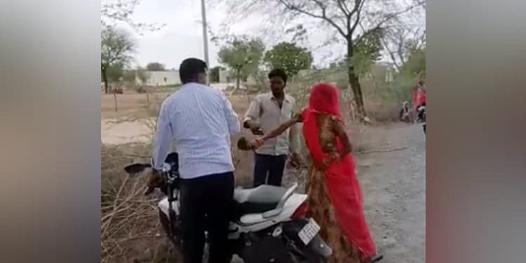 जेतरणा पन्ना लाल चौधरी पुलिस वाले ने महिला को छेड़ा, जूते से पीटकर महिला ने दिया सबक