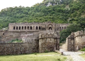 भानगढ़ का भूतहा किला। जानिए इसका इतिहास आखिर क्यों है यह डरावना (Bhangarh Fort)