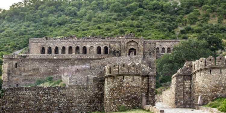भानगढ़ का भूतहा किला। जानिए इसका इतिहास आखिर क्यों है यह डरावना (Bhangarh Fort)