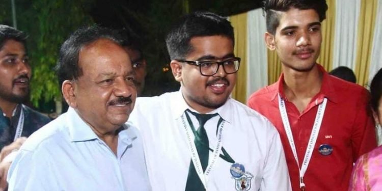 Indian inventor Indrajeet Singh had a royal dinner with Dr. Harsh Vardhan, Health Minister of India.