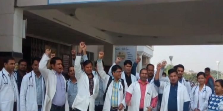 कोटा मेडिकल कॉलेज के रेजिडेंट व इंटर्न डॉक्टर्स ने अनिश्चितकालीन हड़ताल की की चेतावनी दी Government Medical College, Kota