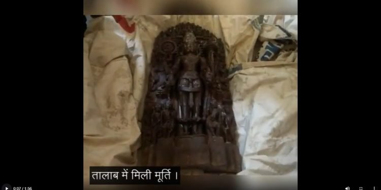 तालाब की खुदाई के दौरान 1.5 क्विंटल वजन की भगवान विष्णु की मूर्ति मिली