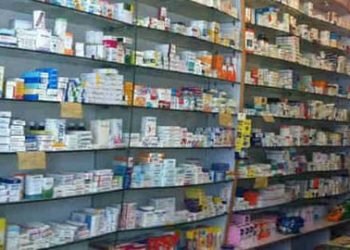 मेडिकल स्टोर चलाने वाले दुकानदार बन रहे डॉक्टर, बिना डॉक्टर की सलाह कर दे रहे दवाइयां