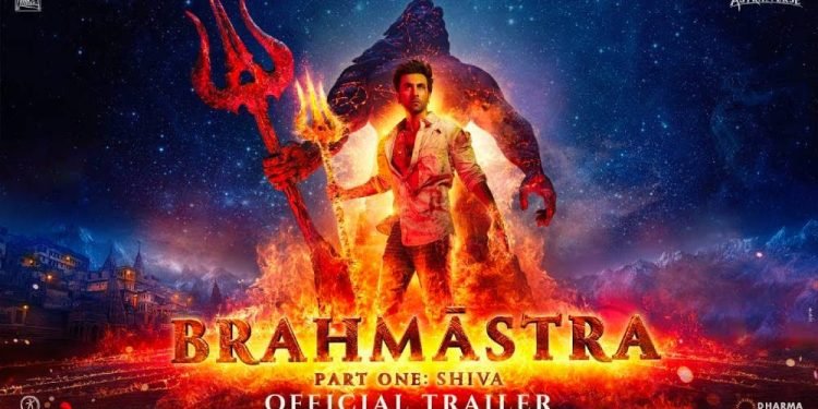 आलिया भट्ट और रणबीर कपूर कि आगामी फिल्म Brahmastra  का पोस्टर हुआ लॉन्च