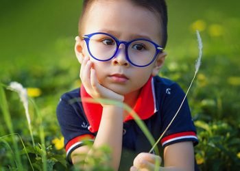 Kids and Electronic Gadgets – बच्चों को चश्मा लगा है या नही, इस तरह पहचानिए