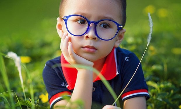 Kids and Electronic Gadgets – बच्चों को चश्मा लगा है या नही, इस तरह पहचानिए