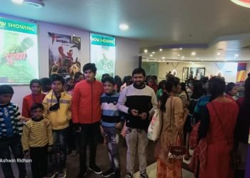 एनएसयूआई राष्ट्रीय समन्वयक दिव्यांशू मिश्रा (अंशू) ने देवदूत बच्चों को दिखाई फिल्म 83, बच्चों ने लगाए वंदे मातरम के नारे