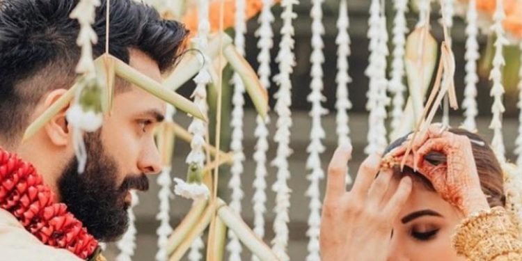 Mouni Roy Wedding – बड़े धूम धाम से प्रियजनों के साथ संपन्न हुई मौनी रॉय कि शादी
