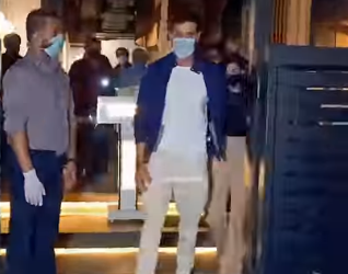 Hrithik Roshan – आखिरकार कौन थी हाथों में हाथ डालकर हृतिक के साथ