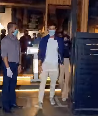 Hrithik Roshan – आखिरकार कौन थी हाथों में हाथ डालकर हृतिक के साथ