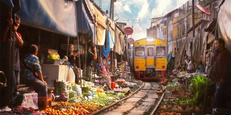 Railway Track Vegetable Market – क्या आपने देखा है इस अनोखे सब्जी मंडी को
