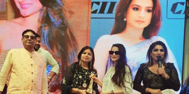 Astrologer Ashima Sharma को मिला स्टार अचीवर्स अवार्ड