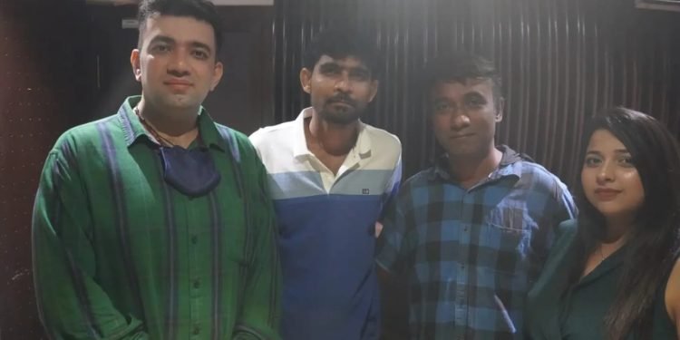 जस्टूजू: ए मेलोडिक टेपेस्ट्री ऑफ सोल्स यूनाइटेड गिरीश साधवानी और कसिम हैदर कसिम के जुनून और सहयोग द्वारा
