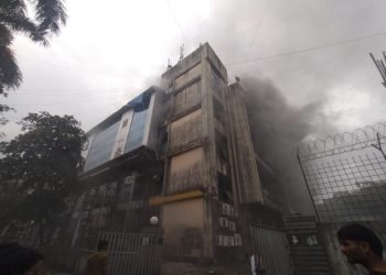 हीरा पन्ना बिजनेस मॉल (Om Heera Panna Mall Andheri West Oshiwara Mumbai) में आग लगी