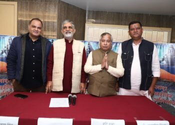 महाकुंभ के भव्य आयोजन ने न केवल भारतीय श्रद्धालुओं को बल्कि दुनिया भर से सनातन धर्म के अनुयायियों को भी आकर्षित किया है। इनमें से एनआरआई आचार्य हरिदास गुप्ता (NRI Acharya Haridas Gupta)