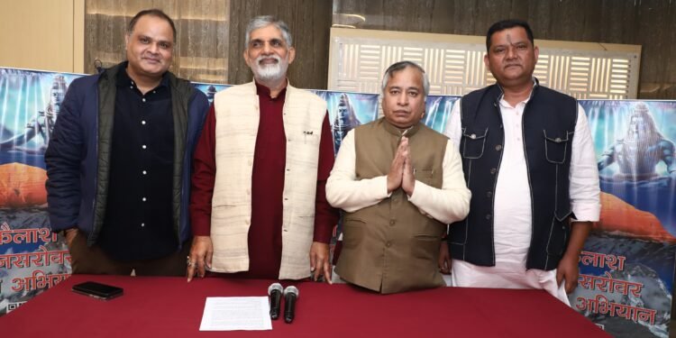 महाकुंभ के भव्य आयोजन ने न केवल भारतीय श्रद्धालुओं को बल्कि दुनिया भर से सनातन धर्म के अनुयायियों को भी आकर्षित किया है। इनमें से एनआरआई आचार्य हरिदास गुप्ता (NRI Acharya Haridas Gupta)