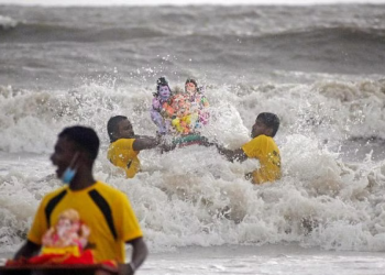 Electrocution Incident During Ganpati Visarjan at Juhu Beach Chaupati Mumbai