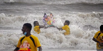 Electrocution Incident During Ganpati Visarjan at Juhu Beach Chaupati Mumbai