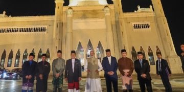 PM Modi opens the new Chancery of the Indian High Commission after visiting the renowned Omar Ali Saifuddien Mosque in Brunei.
