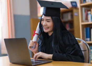 Online Degree Courses in India vs Distance Learning: Best Option